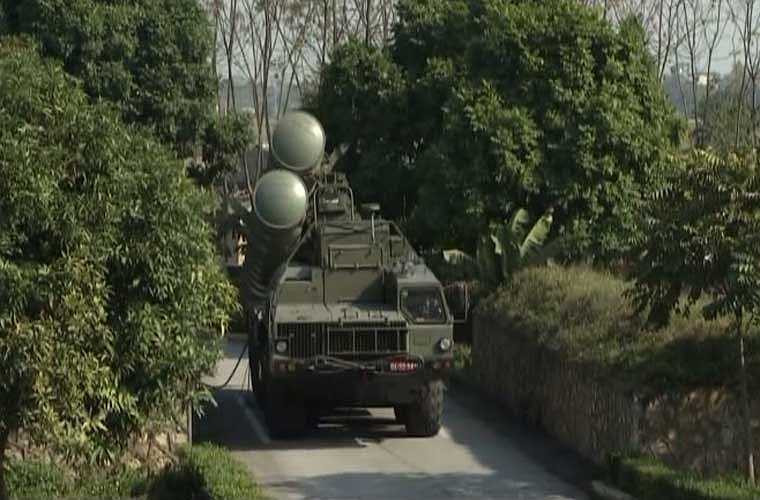  Xe mang bệ phóng tên lửa S-300PMU1 dựng ống phóng tại vị trí triển khai trận địa. Một hệ thống S-300PMU1 được biên chế 12 xe phóng, mỗi xe lắp 4 đạn tên lửa. 