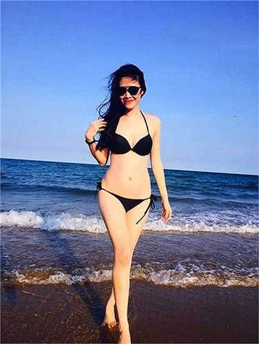 Bà xã Đăng Khôi, Thủy Anh khoe dáng chuẩn từng 'milimet' với bộ bikini đen trên bãi biển. 