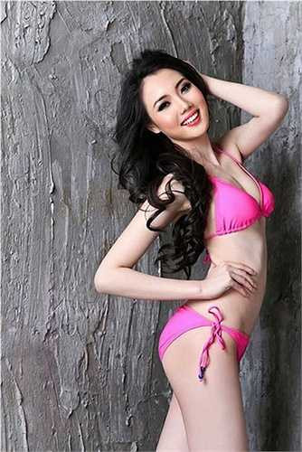 Diệp Hồng Đào, bà xã đạo diễn Ngô Quang Hải khoe vóc dáng nóng bỏng trong bộ bikini hồng. 