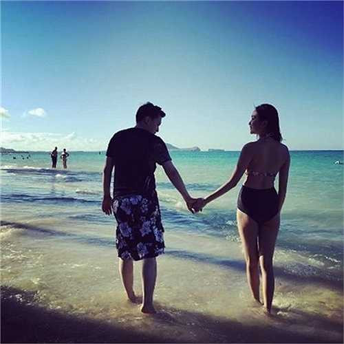 Cặp đôi đang có những phút giây thư giãn tuyệt vời tại thiên đường Hawaii. 