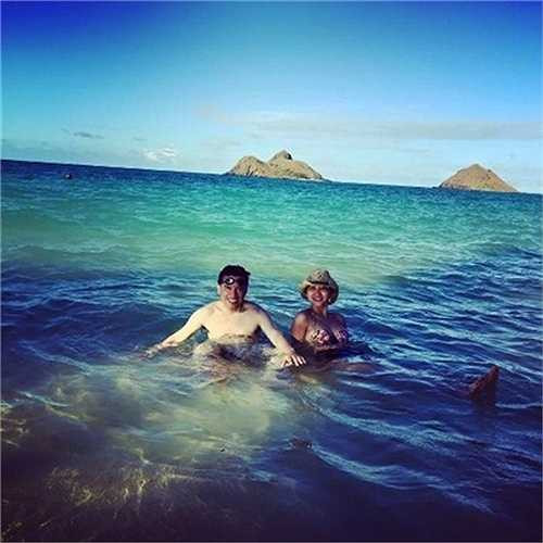 Khoảnh khắc ngọt ngào của đôi vợ chồng nổi tiếng trên bãi biển. 