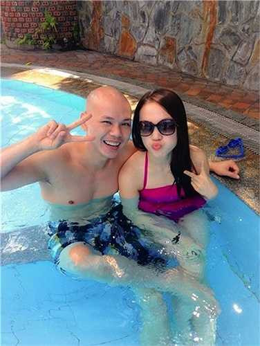 Thái Ngọc Bích, vợ nam ca sỹ 'đầu trọc' Phan Đinh Tùng khoe vẻ đẹp gợi cảm trong bộ bikini hồng. 