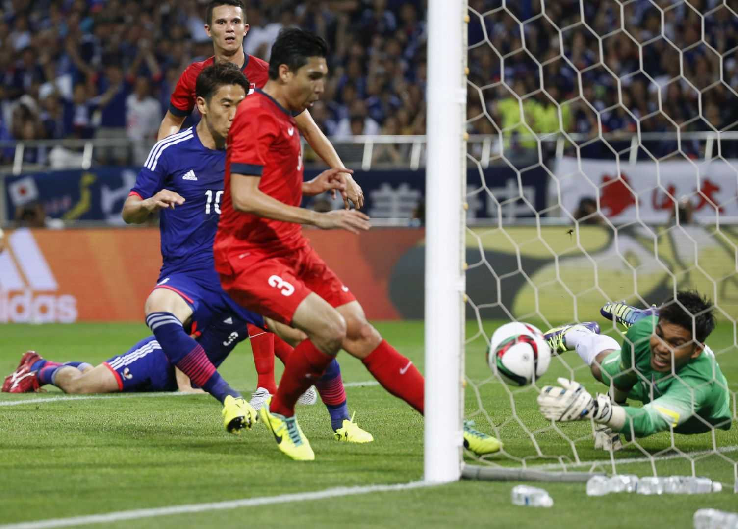 Một pha cứu thua ngay trên vạch vôi của Izwan Mahbud