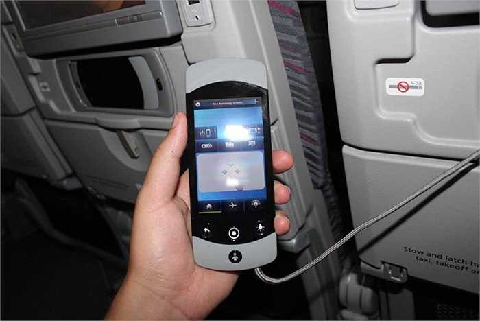 Hãng còn trang bị cả điều khiển từ xa cho hành khách điều khiển màn hình tivi khi chuyển kênh