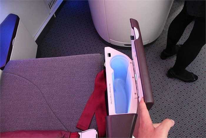 Bên giường còn có thêm ngăn nhỏ để một số đồ dùng