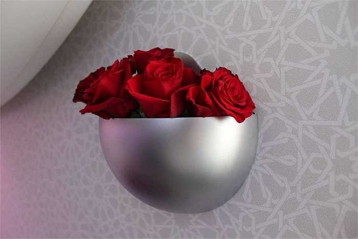 Bình hoa gắn tường xinh tươi tạo điểm nhấn cho không gian máy bay