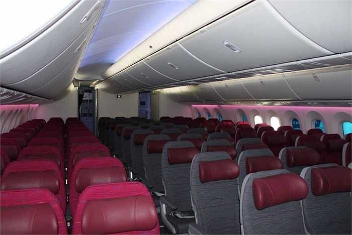 Khoang phổ thông với hàng chục chiếc ghế đạt tiêu chuẩn 5 sao, khoảng cách đủ để tạo sự thoải mái