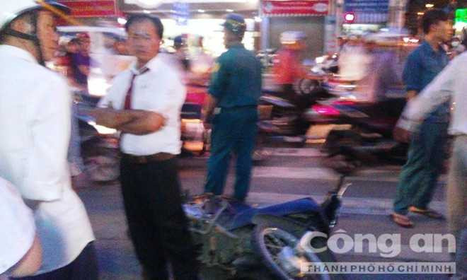 Va chạm giao thông, tài xế taxi đấm gãy mũi người đi xe máy