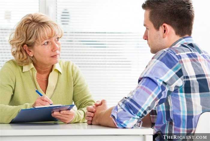 14. Tư vấn viên. Phụ nữ được sinh ra với khả năng cảm thông và lắng nghe gấp nhiều lần nam giới. Chính vì thế, không ngạc nhiên khi họ thống lĩnh về nghề nghiệp này. Tại Mỹ, nữ tư vấn viên thu về trung bình khoảng hơn 42.000 USD mỗi năm