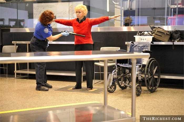 13. Nhân viên kiểm tra an ninh hành lý sân bay. Nghề này khá nhạy cảm khi các nhân viên an ninh phải dùng máy quét để kiểm tra cả trên thân thể của hành khách và dĩ nhiên, phụ nữ sẽ dễ dàng hơn trong việc này