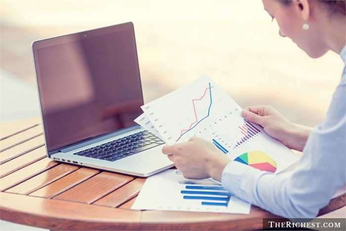 3. Kiểm toán viên. Mặc dù là một nghề nghiệp đòi hỏi đi công tác và bận rộn nhiều, không quá phù hợp với nữ giới nhưng các nhà tuyển dụng lại quan tâm hơn đến tính cẩn thận, tỉ mẩn của người phụ nữ dành cho một kiểm toán viên