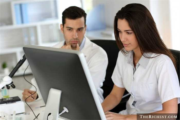 2. Chuyên viên kiểm định kết quả nghiên cứu. Tương tự như kiểm toán, sự chi li, tỉ mẩn và kỹ càng của phụ nữ luôn phù hợp với công việc phân tích kết quả cho các nghiên cứu khoa học