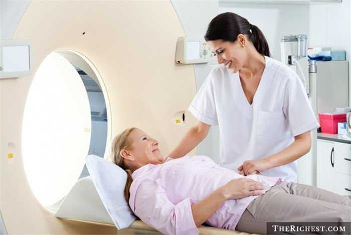 7. Chuyên viên chăm sóc sức khỏe. Không hẳn là bác sỹ hay y tế, người theo nghề này sẽ cung cấp một số dịch vụ y tế cơ bản. Lương trung bình của họ là khoảng hơn 700 USD/ tháng, cao hơn so 17 USD so với nam giới