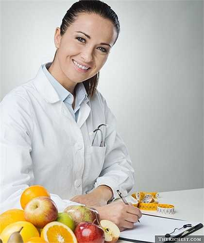 6. Chuyên viên tư vấn dinh dưỡng. Trong xã hội mà việc ăn uống đang ngày một được đề cao, vai trò tư vấn dinh dưỡng đang quan trọng hơn. Và không ngạc nhiên khi phụ nữ thường giỏi hơn nam giới trong lĩnh vực này