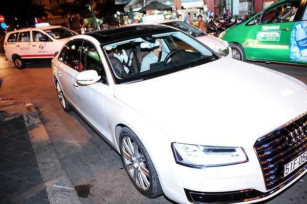 Nữ diễn viên sinh năm 1995 diện trang phục vest trắng thanh lịch, khoe khéo vòng 1 sexy