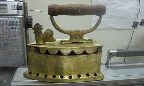 Khóa hình con gà trên bàn là được làm từ đồng lạnh mới có giá trị. Ảnh minh họa