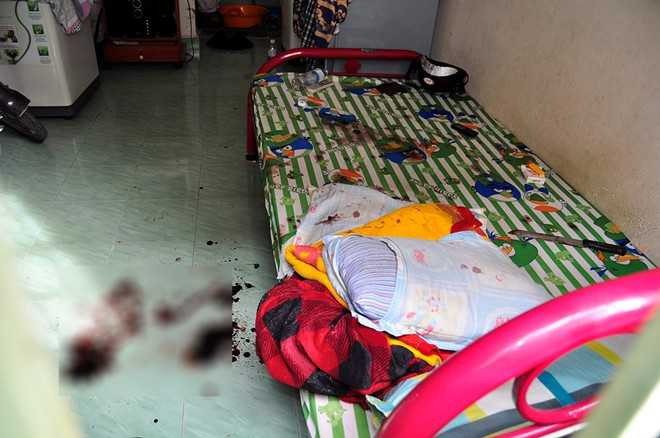 Cắt cửa sắt, đưa thi thể nhiều thương tích ra ngoài