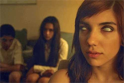 Laura Castro sinh năm 1995 tại Miami Florida, Mỹ có đôi mắt nâu nhưng lạ lùng thay sau năm 10 tuổi đôi mắt của cô bé trở nên trắng dã, không còn chút lòng đen. Đôi mắt khác thường đã khiến cho Laura có một khả năng vô cùng đặc biệt: nhìn xuyên thấu qua mọi vật.