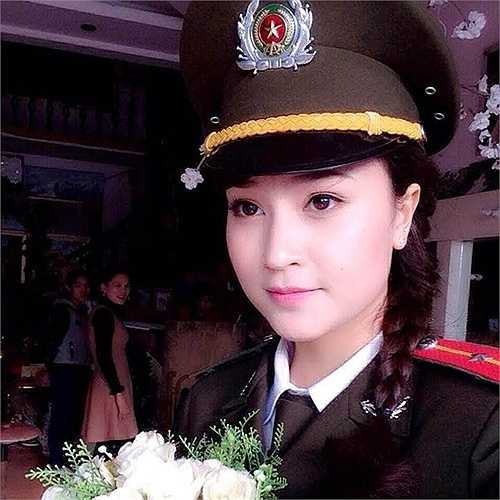 Đậu Thùy An (sinh năm 1994) được đông đảo cộng đồng mạng biết đến qua tên An Bon cùng hình ảnh nữ công an xinh đẹp. Facebook của 9X này thu hút trên 26.000 người theo dõi. 