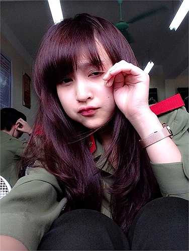 Cô gái này cho biết: 'Gia đình mình có truyền thống lâu đời. Hầu hết mọi người đều công tác trong ngành này. Tuy đây không phải là mơ ước của mình, nhưng khi được trở thành một chiến sĩ công an, mình rất hãnh diện. Mình luôn sẵn sàng đóng góp sức lực vào việc xây dựng và bảo vệ Tổ quốc'