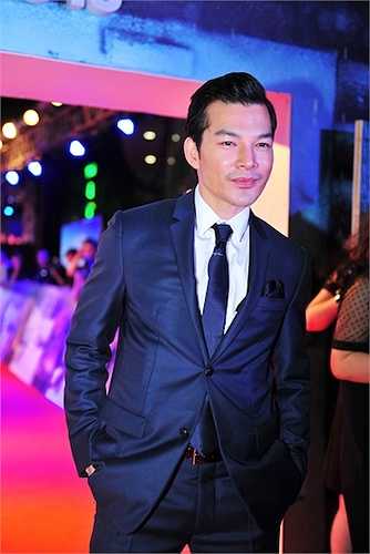 Trần Bảo Sơn diện vest lịch lãm, đầy nam tính.