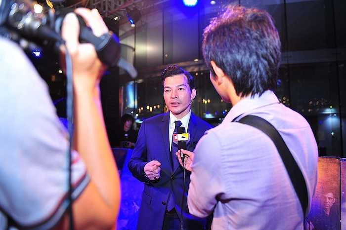 Trần Bảo Sơn đã hoá thân trọn vẹn vào nhân vật và đạt được độ xúc động với lối diễn chân thực, không cường điệu. 