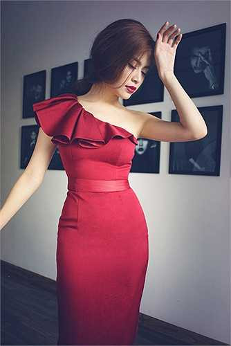 Trong loạt ảnh mới thực hiện, Hoàng Thùy Linh khai thác triệt để vẻ sexy của hình thể.