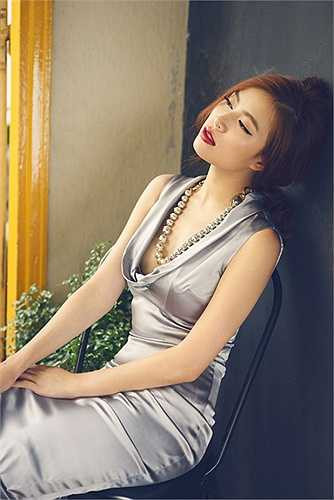 Không quá nhiều khoảng hở trên trang phục, nhưng Hoàng Thùy Linh vẫn lôi cuốn bởi vẻ quyến rũ.