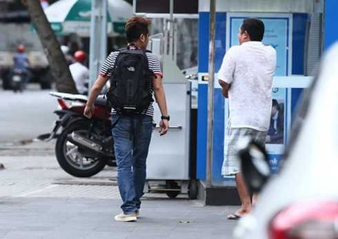 Hùng Thuận và Phùng Ngọc ăn mặc giản dị, chân chất.