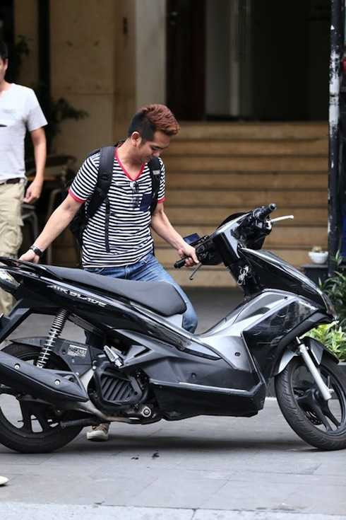 Nam diễn viên sinh năm 1983 vẫn trung thành với xe gắn máy nhiều năm qua. Vai diễn bé An của Đất Phương Nam quá thành công khiến anh rất vất vả để vượt qua. Dù đóng phim và ca hát nhưng anh vẫn chưa gặp nhiều may mắn.