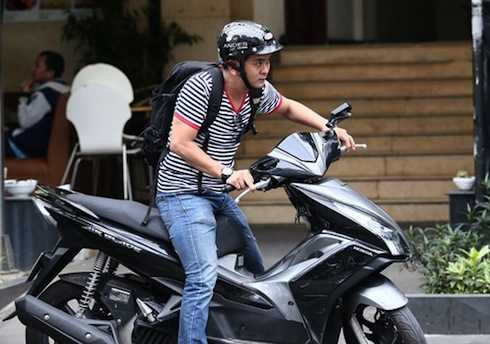 Cả hai lên xe ra về để tiếp tục công việc.