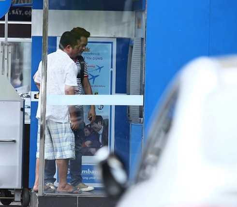 Hùng Thuận và Phùng Ngọc ăn mặc giản dị, chân chất.