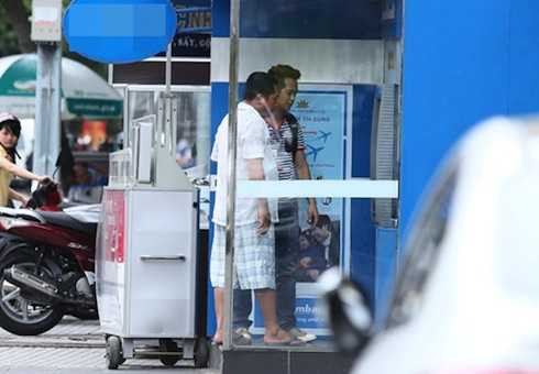 Hùng Thuận đưa Phùng Ngọc đi làm thẻ ngân hàng và chỉ cho bạn cách sử dụng.