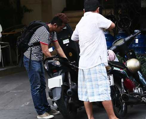 Anh cảm thấy xúc động khi gặp lại Hùng Thuận và được người bạn lâu năm giúp đỡ nhiệt tình. Sáng nay anh đã chạy xe gắn máy lên Sài Gòn để gặp 'thằng An'.