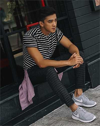 Là gương mặt mới của showbiz nhưng từ khi lọt vào 'mắt xanh' của đạo diễn Vũ Ngọc Đãng, Tiến Vũ đã dần trở thành chàng hot boy được các bạn trẻ chú ý.