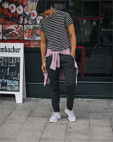 Sở hữu gương mặt baby nhưng với vóc dáng cao ráo, Tiến Vũ cùng Hồ Vĩnh Khoa, La Quốc Hùng được xem là bộ ba hot boy thu hút khan giả tới rạp khi 'Con ma nhà họ Vương' công chiếu vào dịp cuối năm nay.