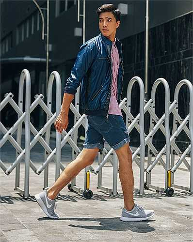 Với tiết trời Sài Gòn, việc kết hợp giữa quần jeans và những chiếc bomber jacket cùng giày sneakers luôn mang lại cho chúng ta cảm giác thoải mái. Kết hợp một chiếc bomber jacket sậm màu cùng áo sơ-mi ca-rô nhỏ và quần short jeans cũng là một gợi ý phù hợp.
