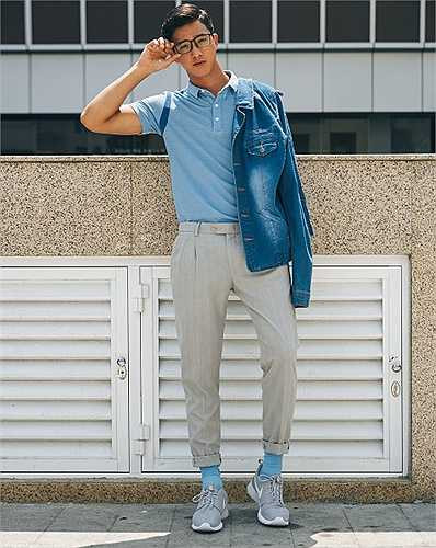 Denim vẫn chưa bao giờ hạ nhiệt từ khi nó xuất hiện, và mùa hè năm nay cũng vậy. Một chiếc áo khoác denim chất liệu mềm sẽ là điểm nhấn nổi bật cho sự kết hợp giữa áo thun cùng chiếc quần âu sáng màu.