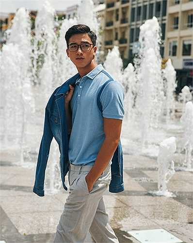 Bạn sẽ càng sành điệu và trẻ trung hơn khi kết hợp với đôi sneakers cùng tông với màu quần.