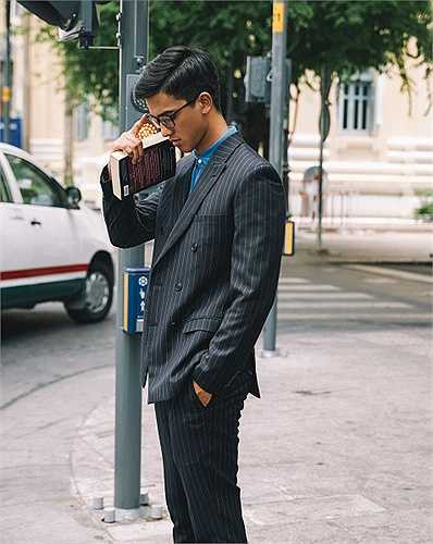 Đừng nghĩ rằng khi đến những môi trường công việc, chúng ta cứ phải đóng bộ trong những bộ trang phục công sở thường khá khuôn khổ. Hãy tìm đến sự trẻ trung bằng bộ suit với phom dáng hiện đại, kết hợp cùng đôi sneakers.