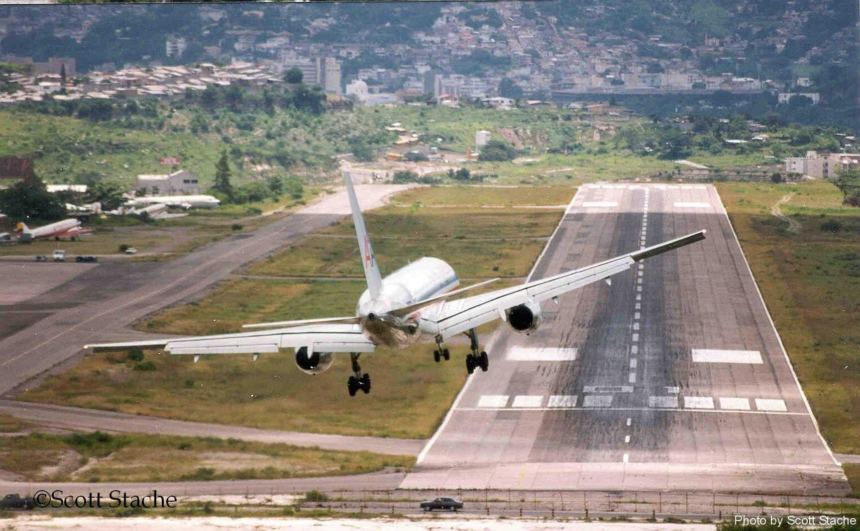 Những sân bay khiến hành khách 'rụng tim'