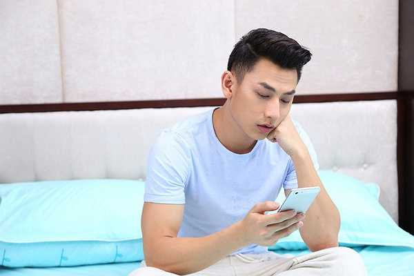 Ba là một nhiếp ảnh gia, mẹ là chủ tiệm tóc, từ nhỏ, cả gia đình Isaac đã có cùng đam mê nghệ thuật