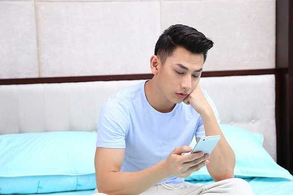 Isaac kể: 'Mẹ rất mê hát nên sắm hẳn một dàn karaoke. Thế là cả tuổi của thơ của tôi gắn liền với âm nhạc, thuộc nằm lòng những bài hát quê hương như Cây cầu dừa, Hoa mười giờ, Sao chưa thấy hồi âm…'