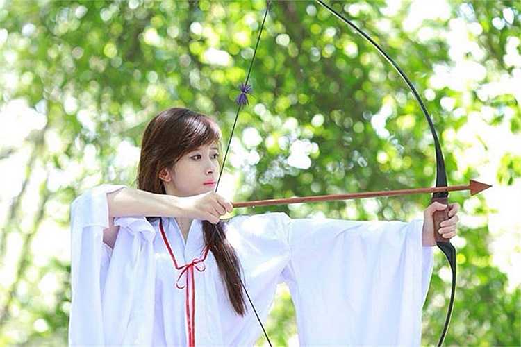 Cô gần như không có đối thủ xứng tầm ở khu vực trong nội dung quyền biểu diễn