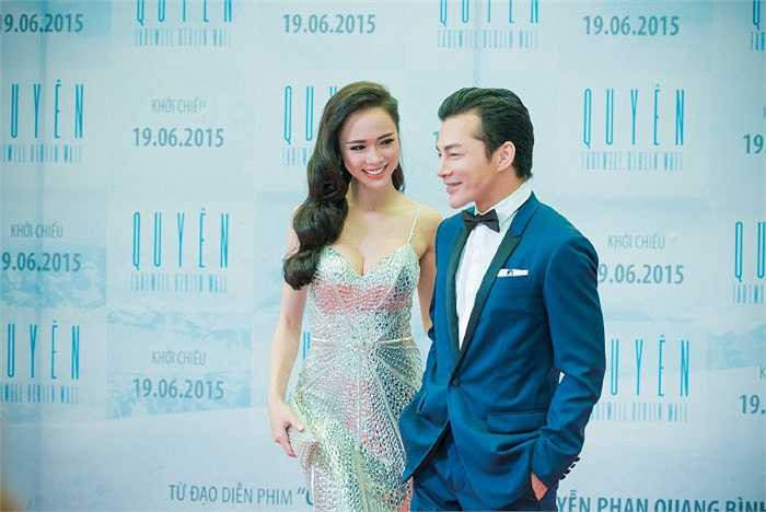 Tại Hà Nội, nữ diễn viên chính đảm nhiệm vai Quyên - Vũ Ngọc Anh và tài tử Trần Bảo Sơn tiếp tục trở thành tâm điểm sự kiện. Vũ Ngọc Anh diện một thiết kế đầm đuôi cá ôm sát, xẻ sâu tay trong tay không rời Trần Bảo Sơn.
