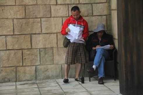  Hai cha con Lại Văn Sâm và Lại Bắc Hải Đăng chăm chú đọc bản duyệt chương trình.