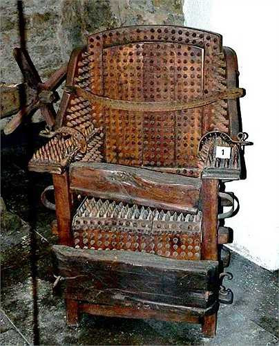 4. Ghế Tây Ban Nha. Tù nhân sẽ bị bắt buộc phải ngồi trên chiếc ghế đầy đinh nhọn này. Chưa hết, bên dưới ghế sẽ bị đốt nóng và khiến cho cơ thể tù nhân trở nên vô cùng đau đớn