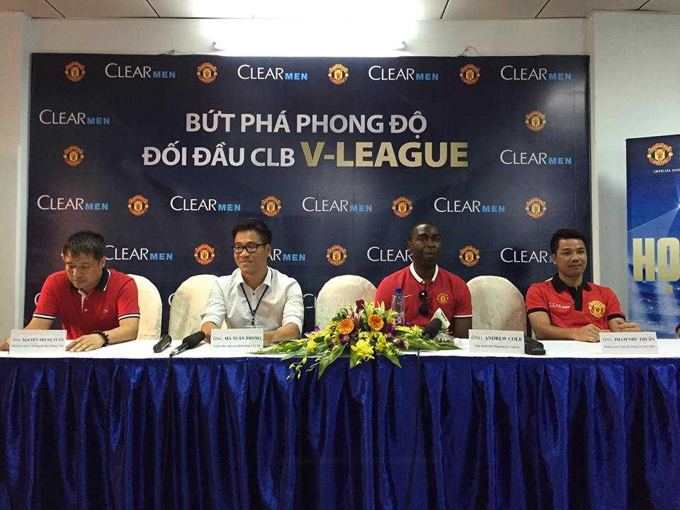 Andy Cole họp báo trước trận