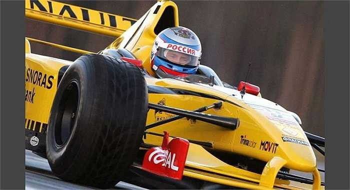 Ông Putin ngồi trên chiếc xe đua Renault tại cuộc đua xe tổ chức ở ngoại ô St.Petersburg