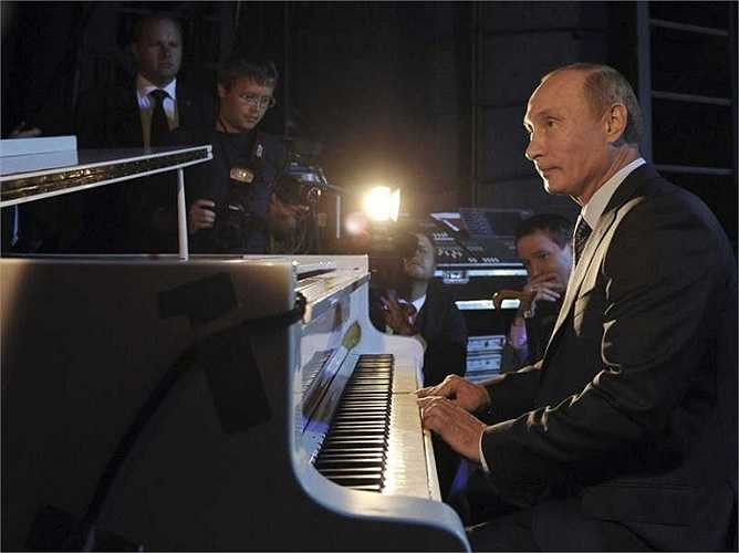 Ông Putin chơi piano trong một sự kiện tổ chức ở Nhà hát quốc gia Moscow